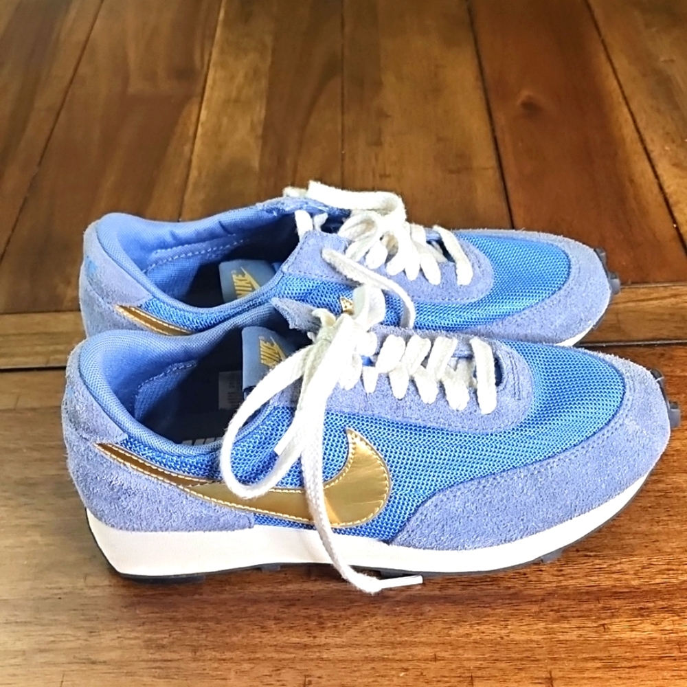 Nike Men's Blue and Gold Retro Sneakers
